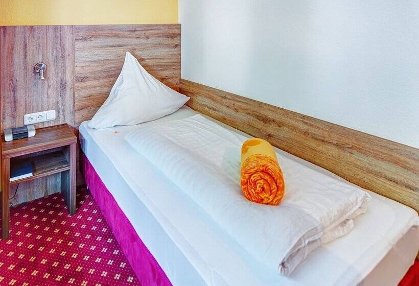 标准单人间, Christel