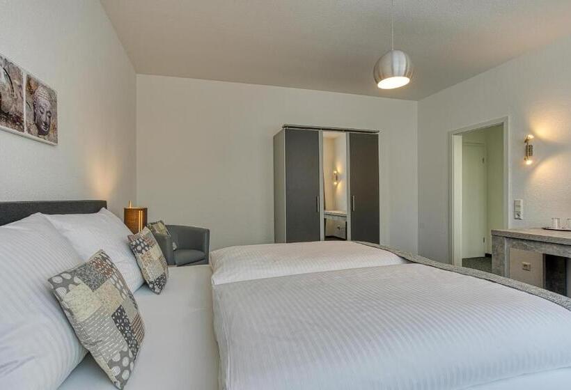 חדר סטנדרט לשלושה, Carlton