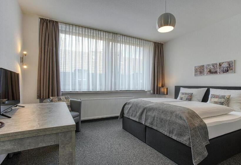 חדר סטנדרט לשלושה, Carlton