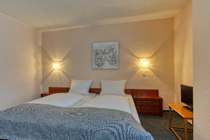 חדר סטנדרט לשלושה, Carlton