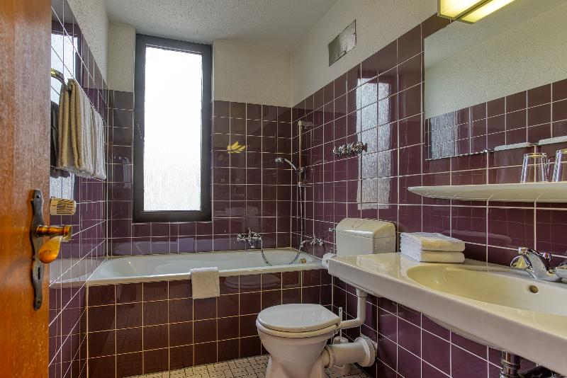 חדר סטנדרט לשלושה, Carlton