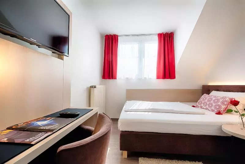 Standard Yhden Hengen Huone, Home
