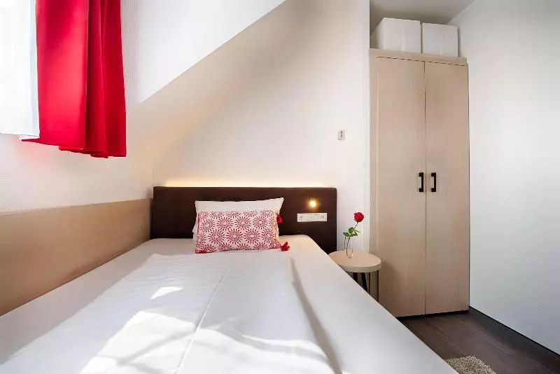 Standard Yhden Hengen Huone, Home