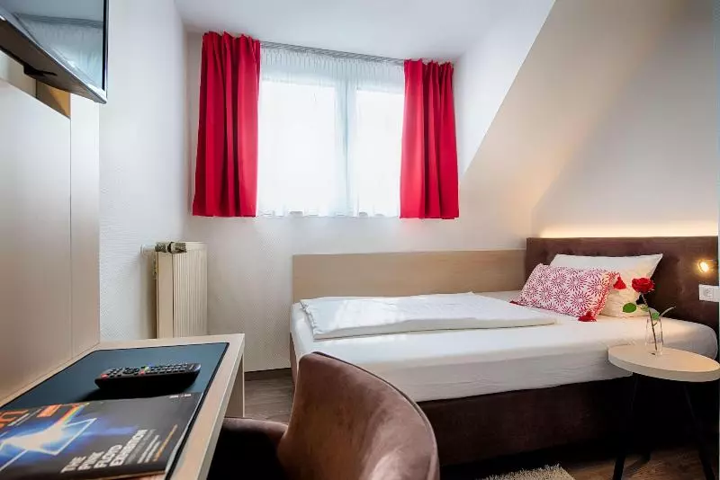 Standard Yhden Hengen Huone, Home