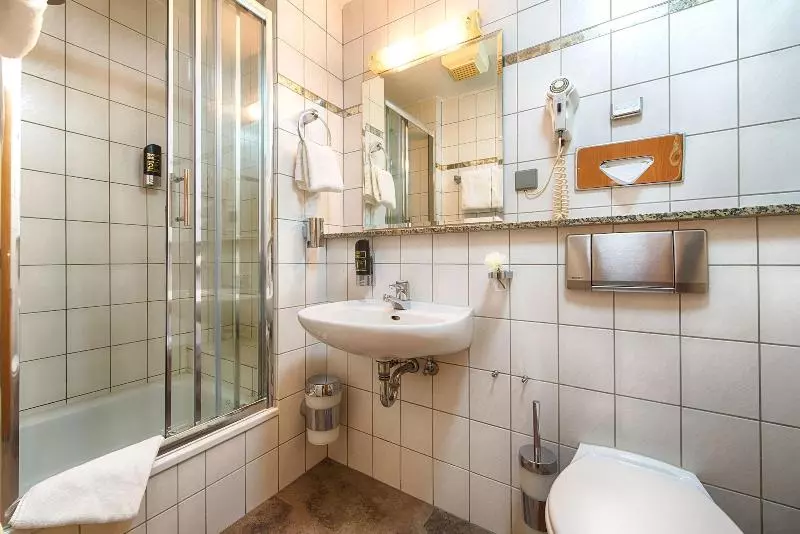 Standard Yhden Hengen Huone, Home