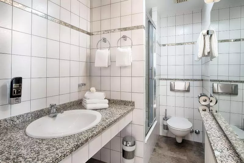Standard Yhden Hengen Huone, Home