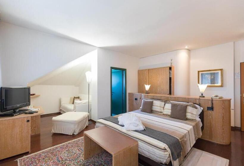 주니어 스위트, Logonovo