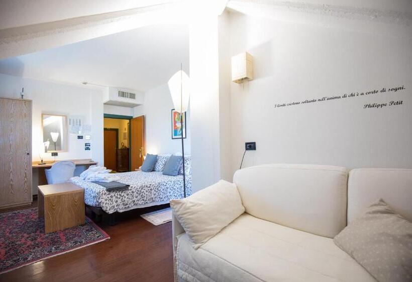 סוויטת ג'וניור, Logonovo