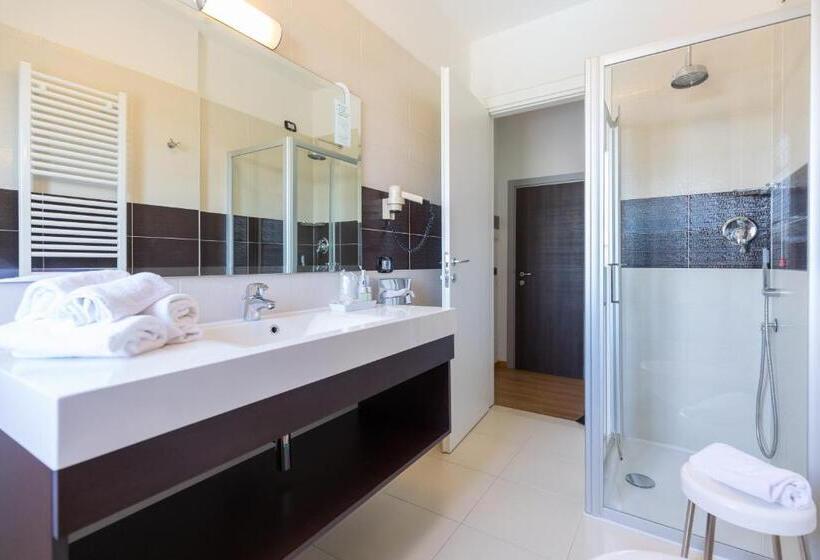 חדר בסיסי לשלושה, Logonovo