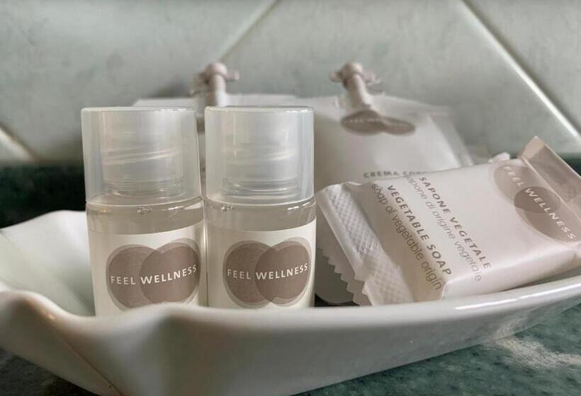 חדר בסיסי לשלושה, Logonovo