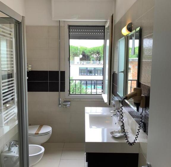 חדר בסיסי לשלושה, Logonovo