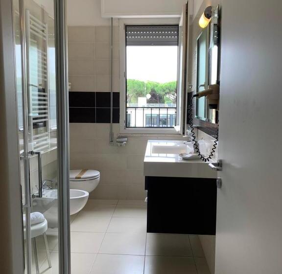 חדר בסיסי לשלושה, Logonovo