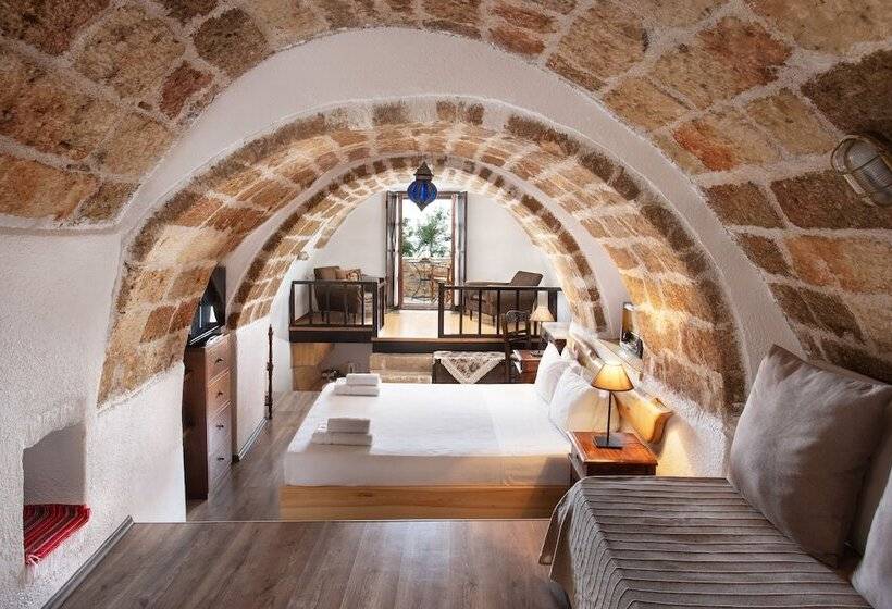 جناح جونيور, Pablito House