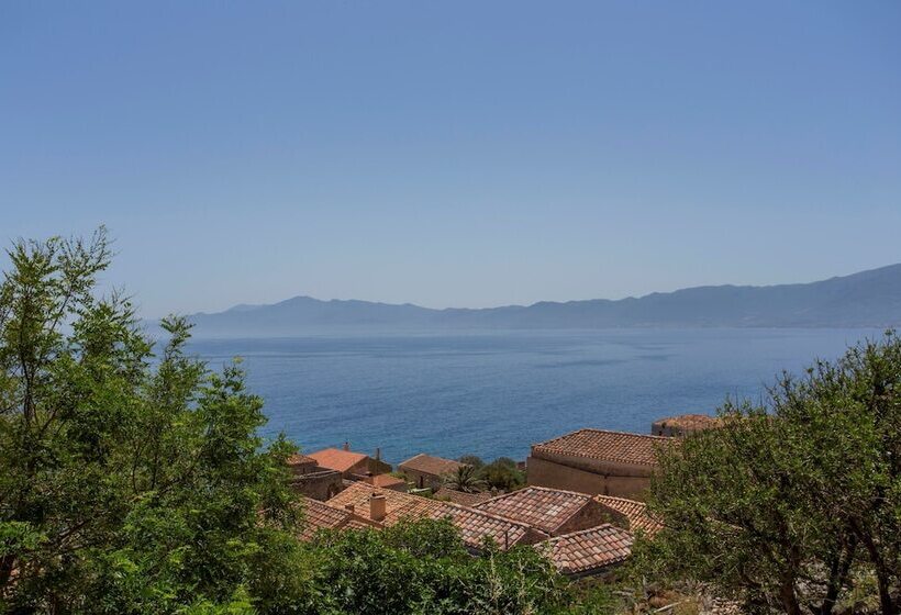 جناح جونيور, Pablito House