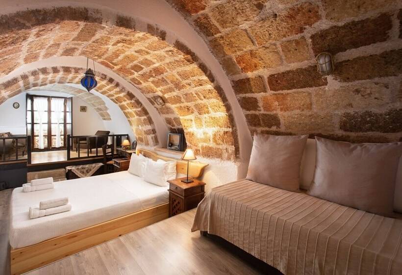 Полулюкс, Pablito House