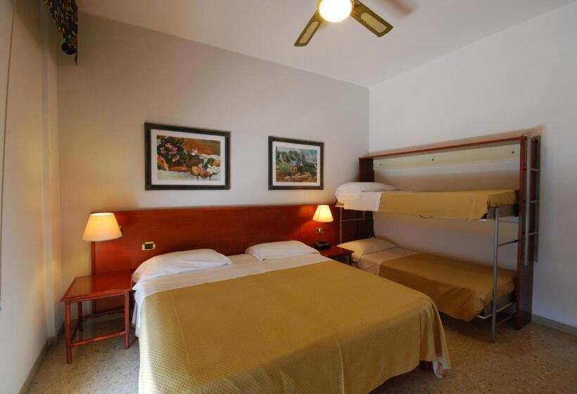 标准三人间, Spiaggia