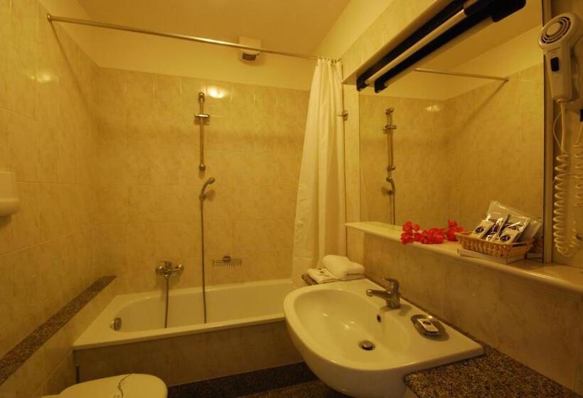 이코노이 4인룸, Spiaggia