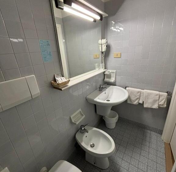 이코노미 룸, Spiaggia