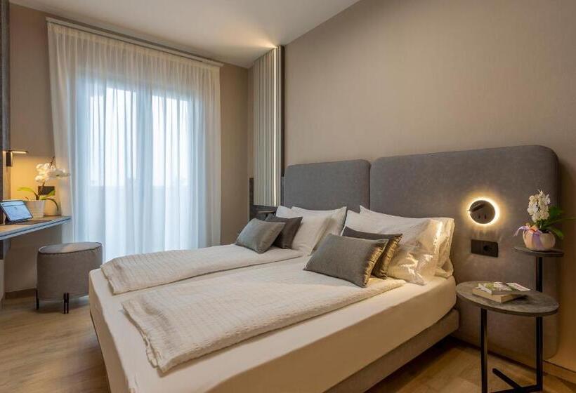 Superior room with lake view, Veronesi