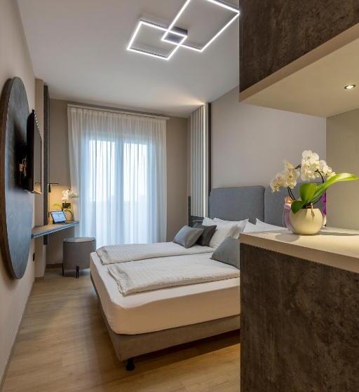 Superior room with lake view, Veronesi