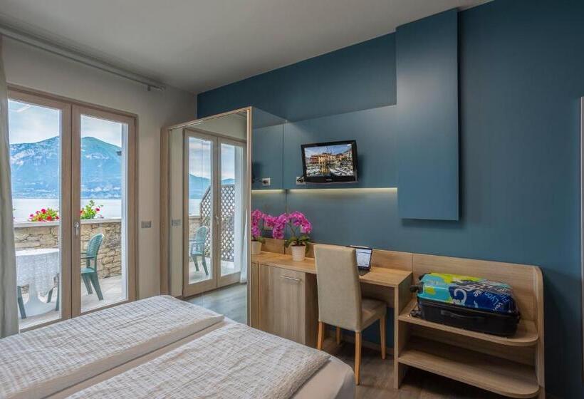 חדר סופריור לשלושה, Veronesi