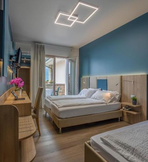 חדר סופריור לשלושה, Veronesi