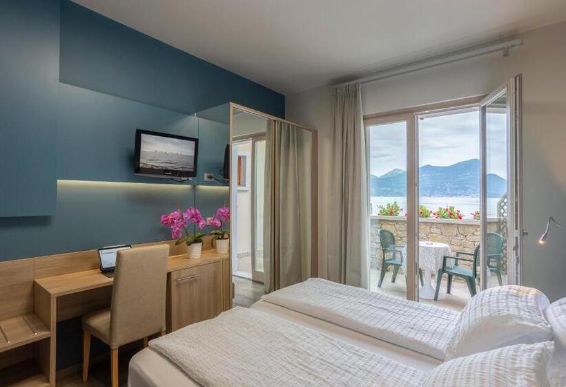 חדר סופריור לשלושה, Veronesi