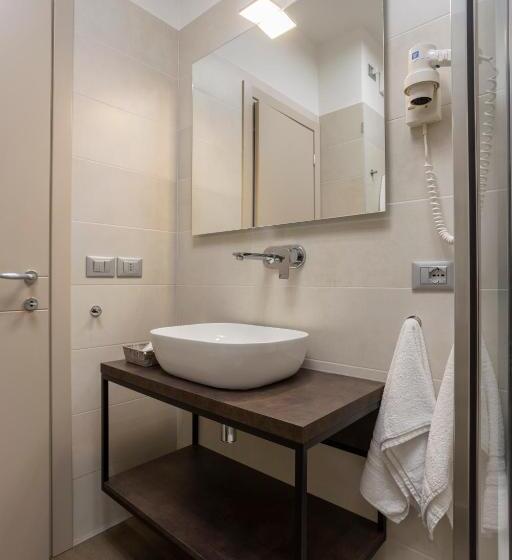 Superior room with lake view, Veronesi