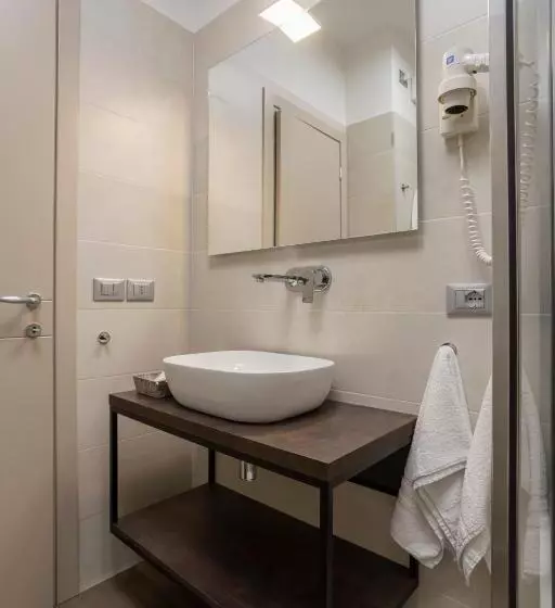 Superior room with lake view, Veronesi