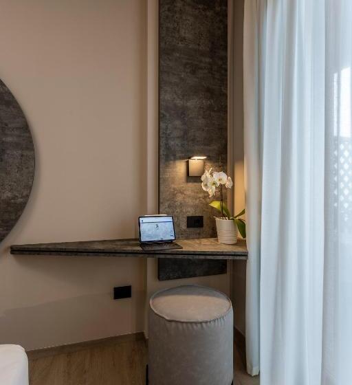 Superior room with lake view, Veronesi