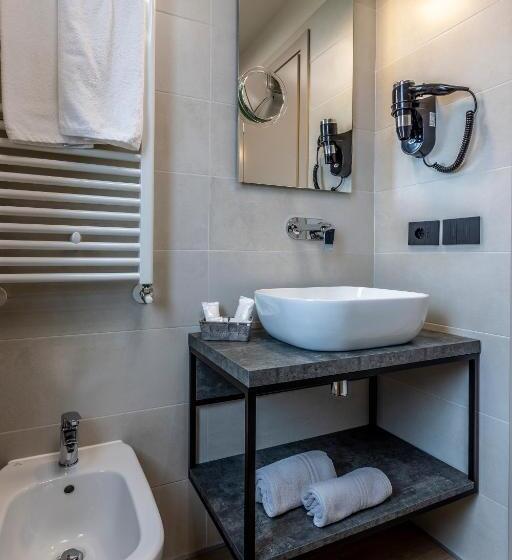 Superior room with lake view, Veronesi