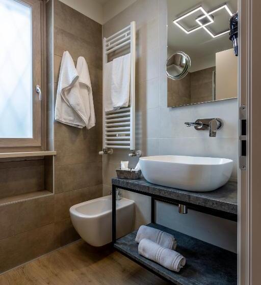 Superior room with lake view, Veronesi