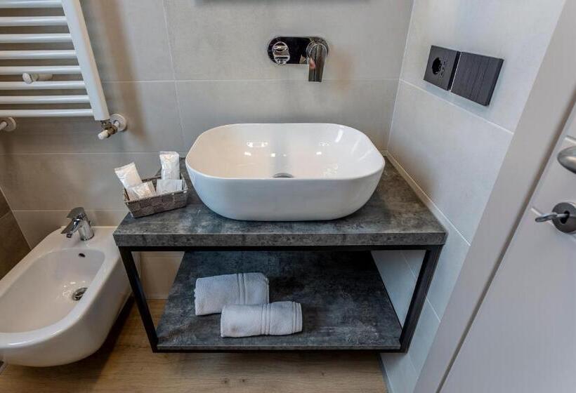 Superior room with lake view, Veronesi