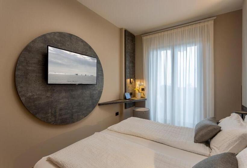 Superior room with lake view, Veronesi