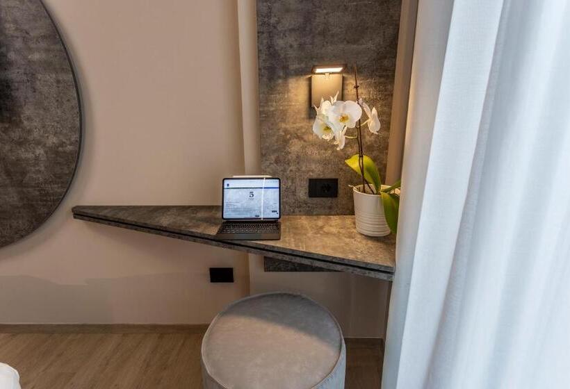 Superior room with lake view, Veronesi