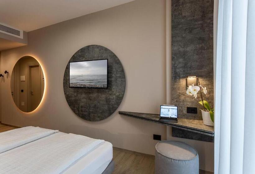 Superior room with lake view, Veronesi