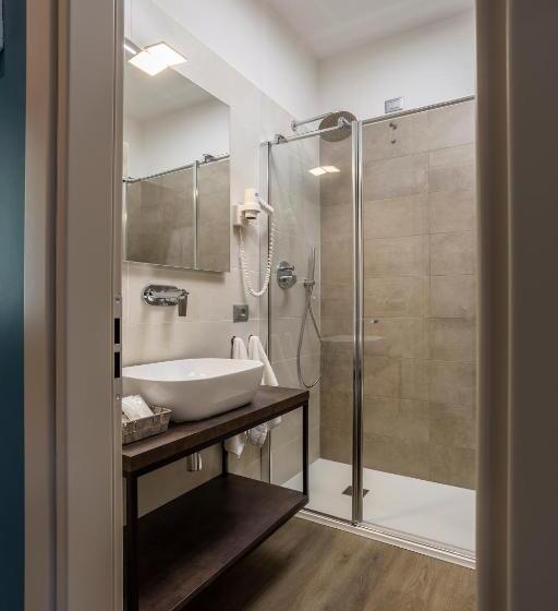 Superior room with lake view, Veronesi