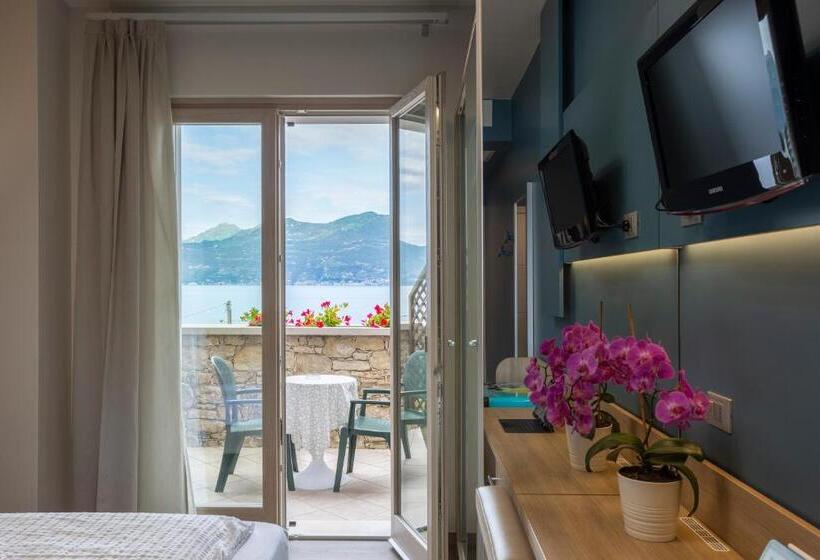 חדר סופריור לשלושה, Veronesi