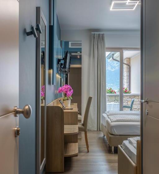 חדר סופריור לשלושה, Veronesi