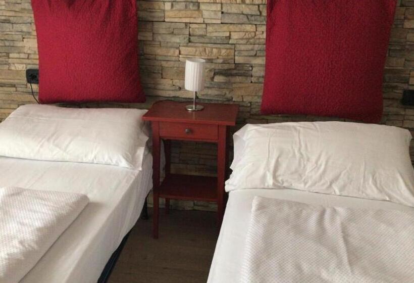 חדר משפחתי מקשר, Virgilio