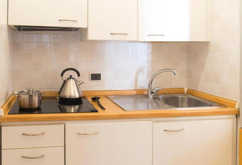 شقة غرفة واحدة, Residence Monica