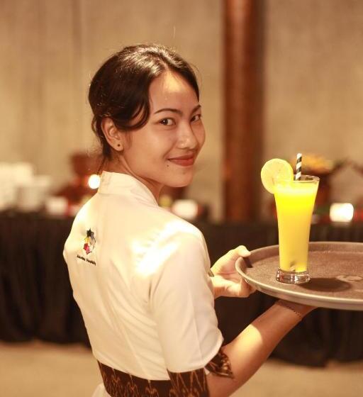 غرفة عائلية مطلّة علي حمام السباحة, Sri Aksata Ubud Resort