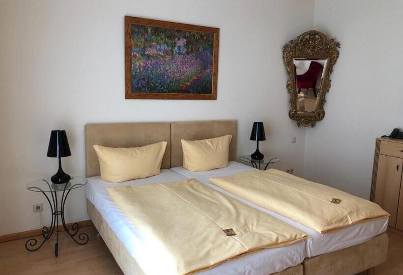 Номер Стандарт, Im Kavalierhaus