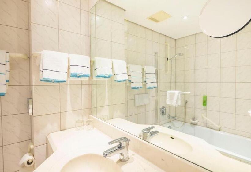 סוויטת ג'וניור, Luise