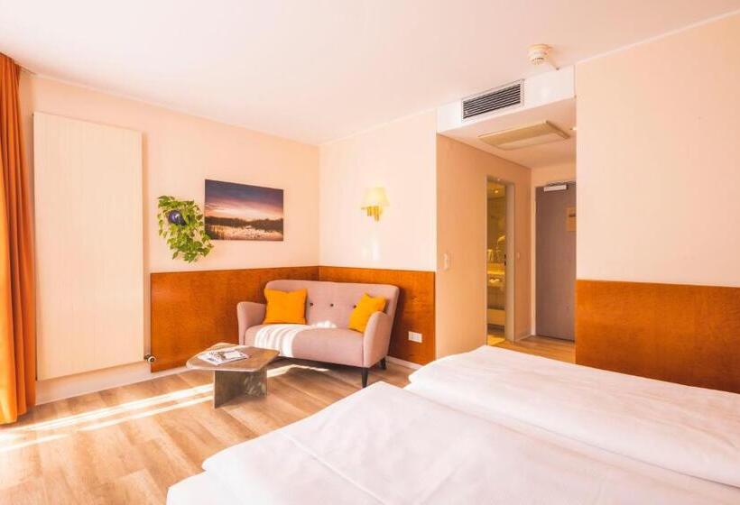 סוויטת ג'וניור, Luise