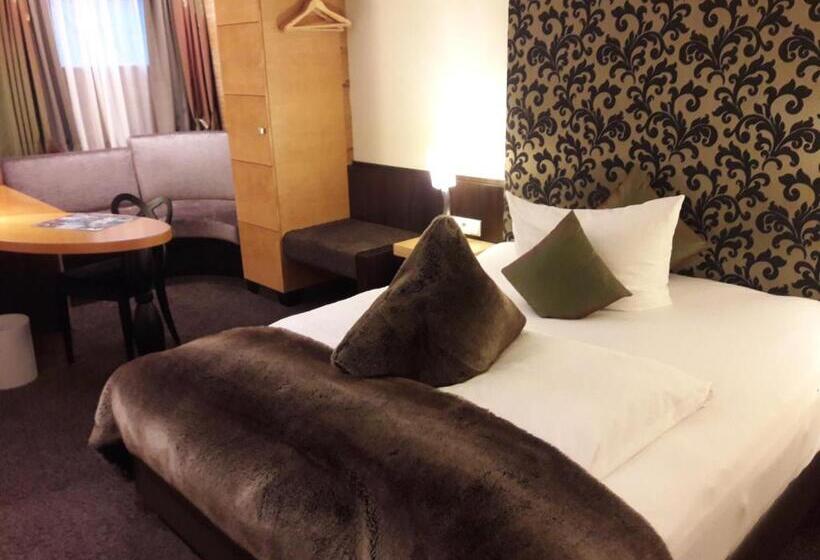 高级大房间, Post