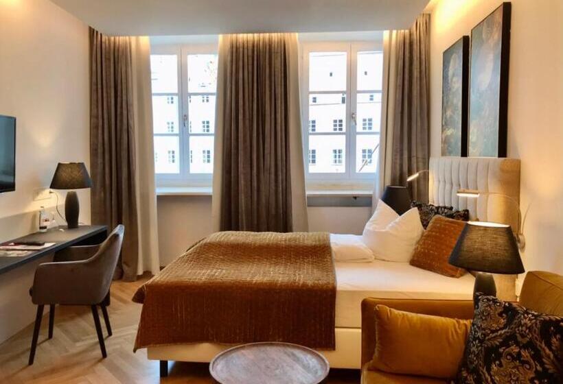 高级大房间, Post