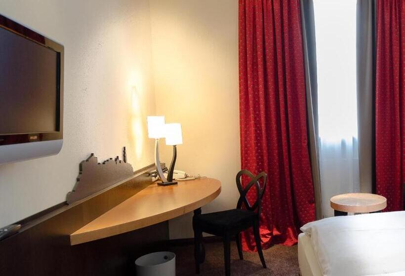 高级大房间, Post