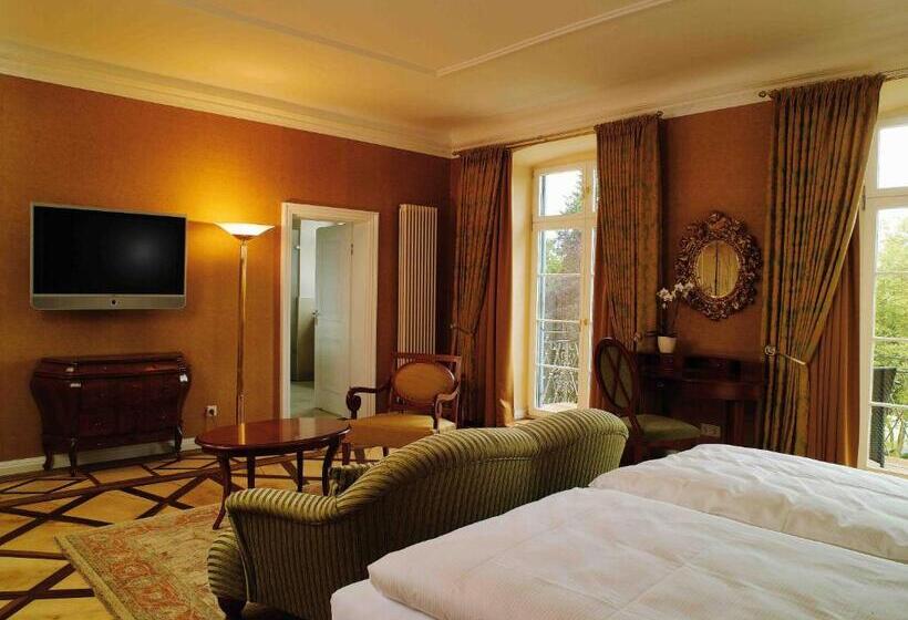 سوییت, Schloss Neutrauchburg