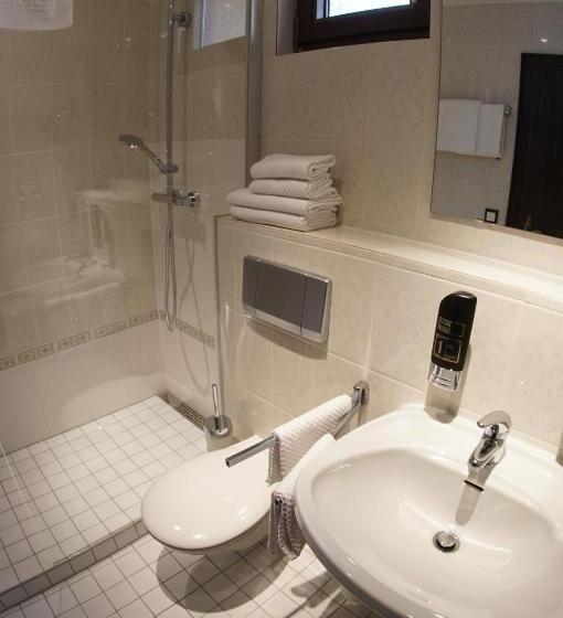 スタンダードトリプルルーム, Zur Post